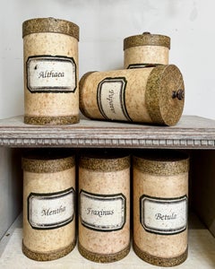 Collectional de six bocaux de pharmacie en bois et carton