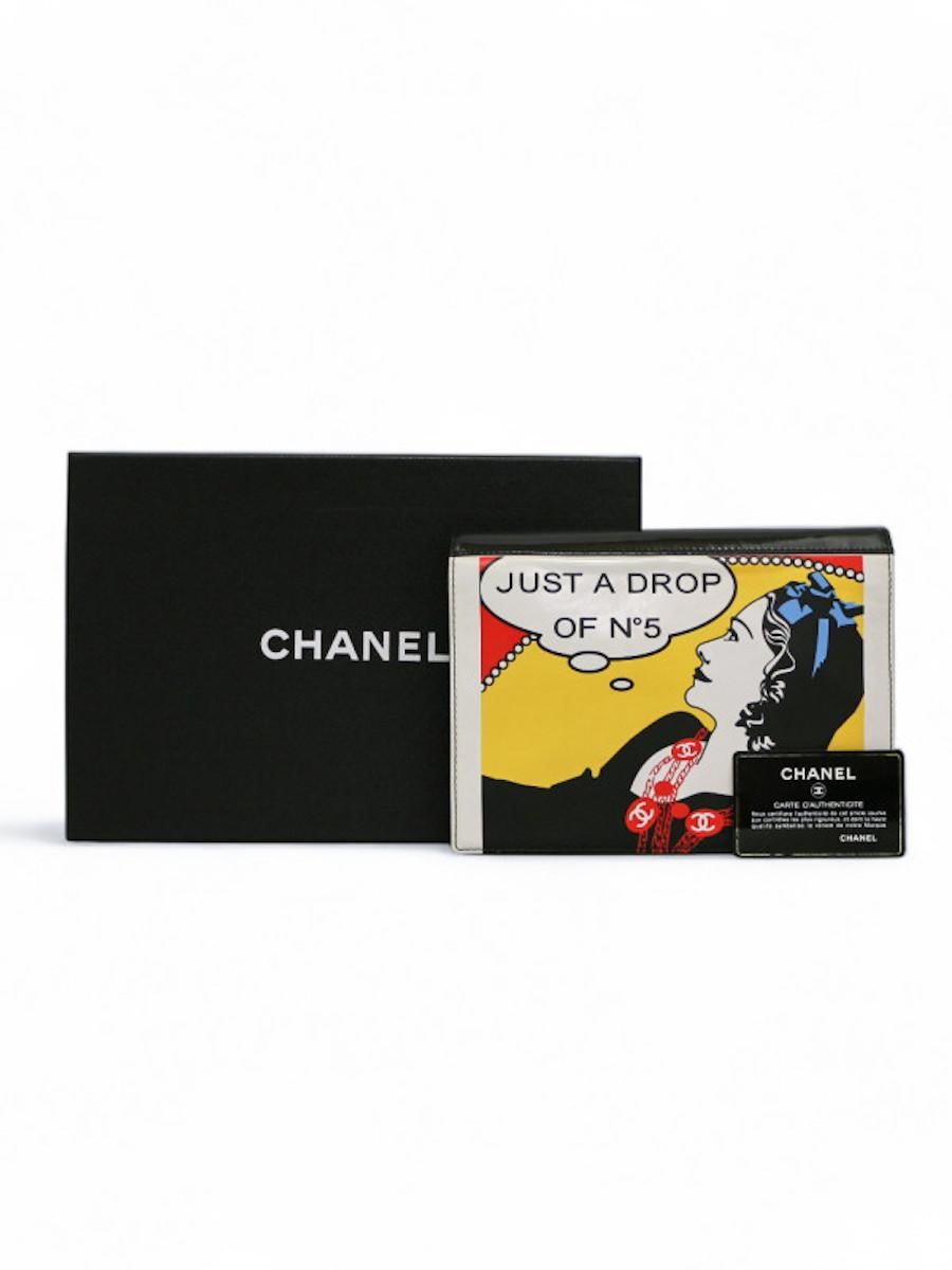 Chanel collector flap clutch in patent leather with a pop-art drawing of Coco Chanel. Can be carried by hand or handle. The strap can be retracted into the flap, delivered in its CHANEL box.
Condition: very good
Made in Italy
Material: calf