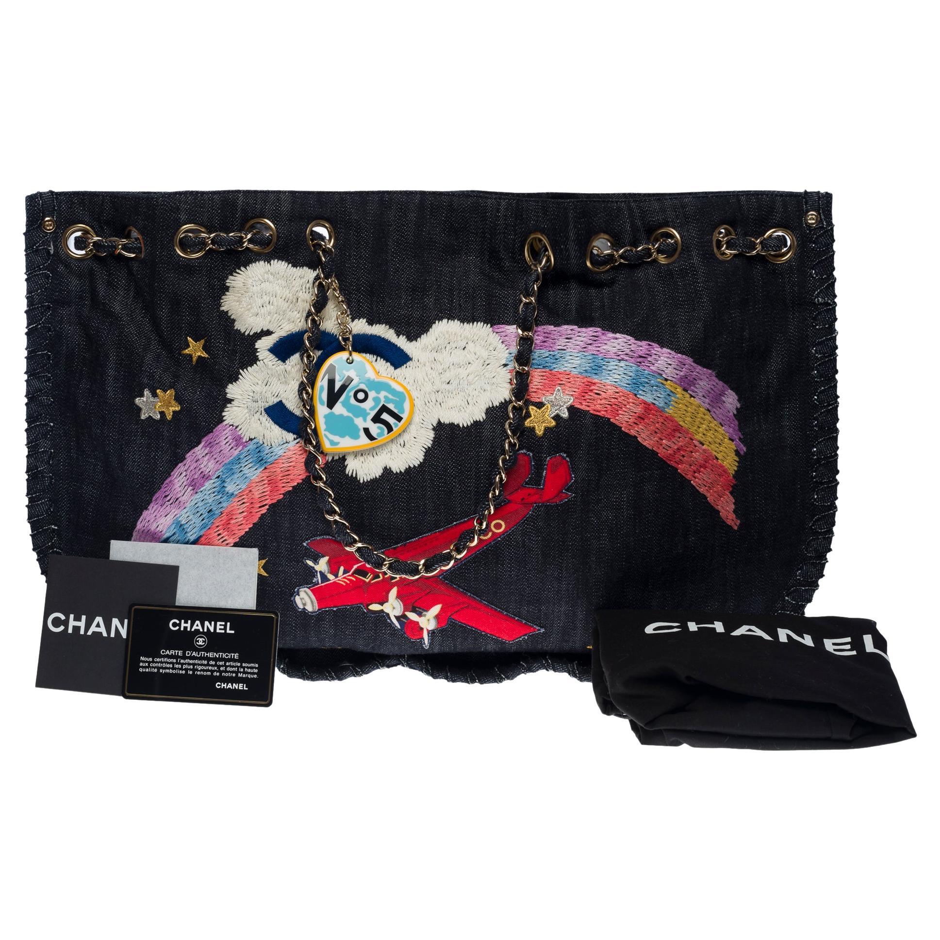 Sac cabas de collection « Airplane Rainbow » de Chanel en jean bleu, SHW en vente