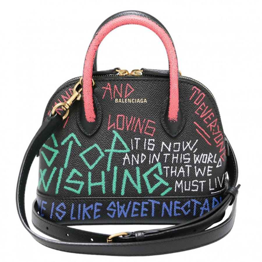 Collector! Amazing Ville bag from Balenciaga in black leather with graffitis.

Condition: very good
Made in Italy
Model: Ville
Material: grained calfskin
Colors: black, multicolor
Dimensions: 17.5 x 14.5 x 8 cm
Strap: 113 to 128 cm
Serail number: