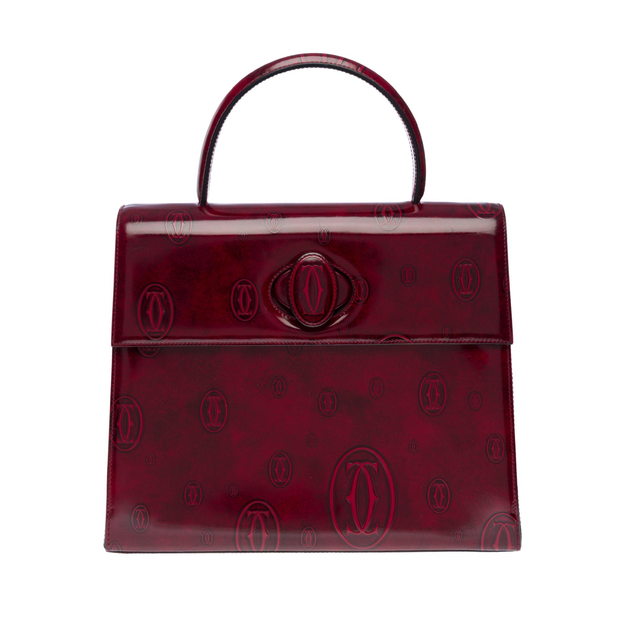 Gorgeous​ ​Collector​ ​Cartier​ ​«Happy​ ​Birthday»​ ​vintage​ ​burgundy​ ​patent​ ​leather​ ​with​ ​a​ ​rounded​ ​handle​ ​for​ ​a​ ​hand​ ​carry

A​ ​latch​ ​closure
Interior​ ​lining​ ​in​ ​burgundy​ ​patent​ ​leather​ ​and​ ​printed​ ​fabric,​