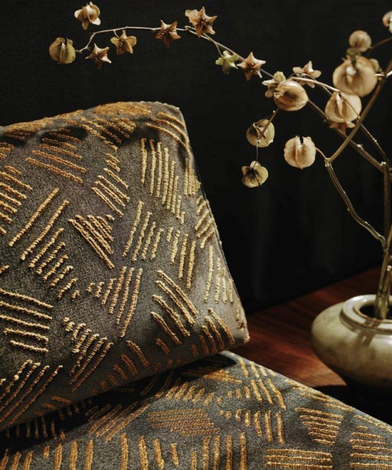 La cassetta Collector Puff in Charcoal Kuba by Larsen Fabric di Alter Ego Studio in vendita 1