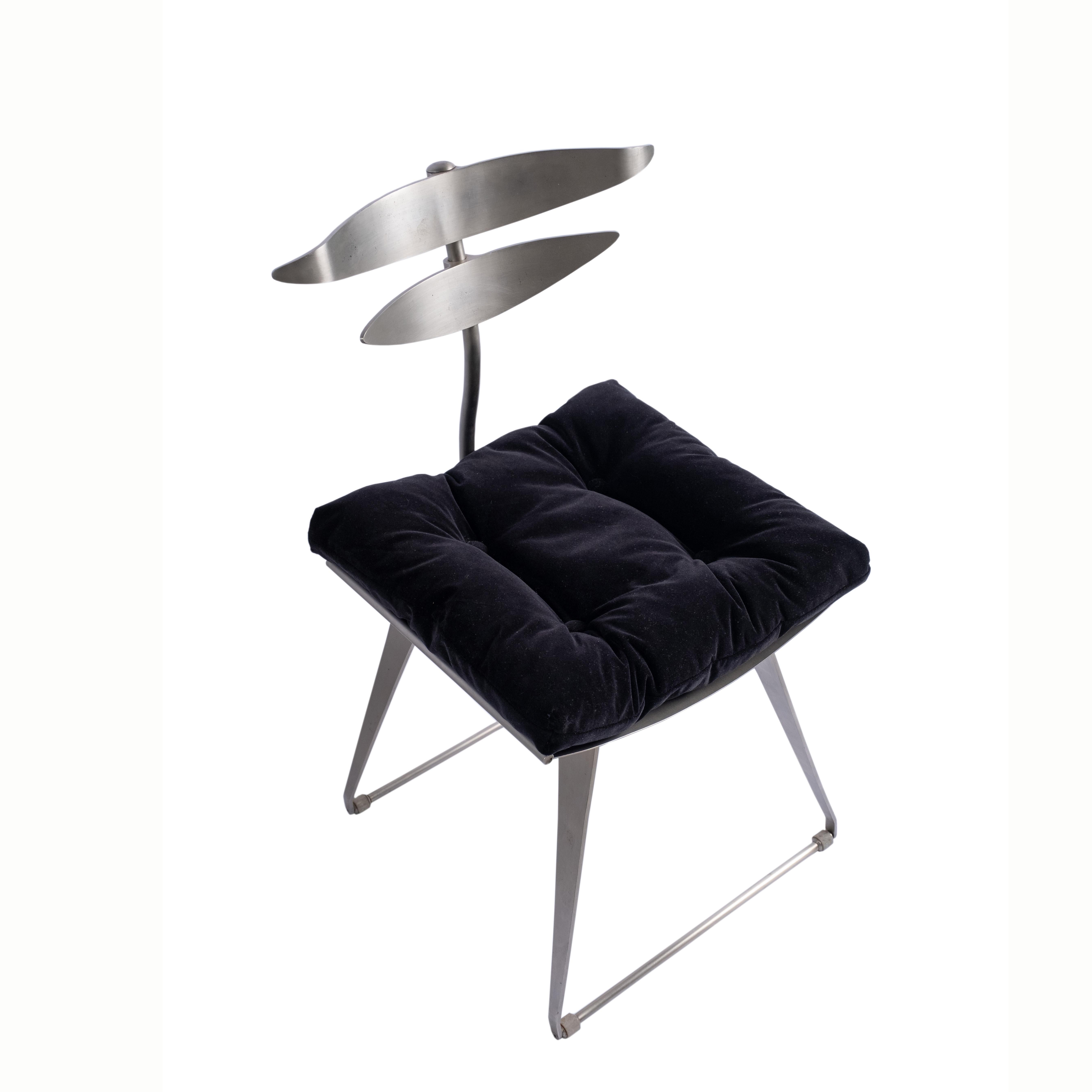 Let yourself be enchanted by this magnificent collection piece that is part of designer Pedro Useche's iconic models.
The Eller chair was designed by designer Pedro Useche and presented in 1991 at the Design Brasil Exhibition.
This piece is an