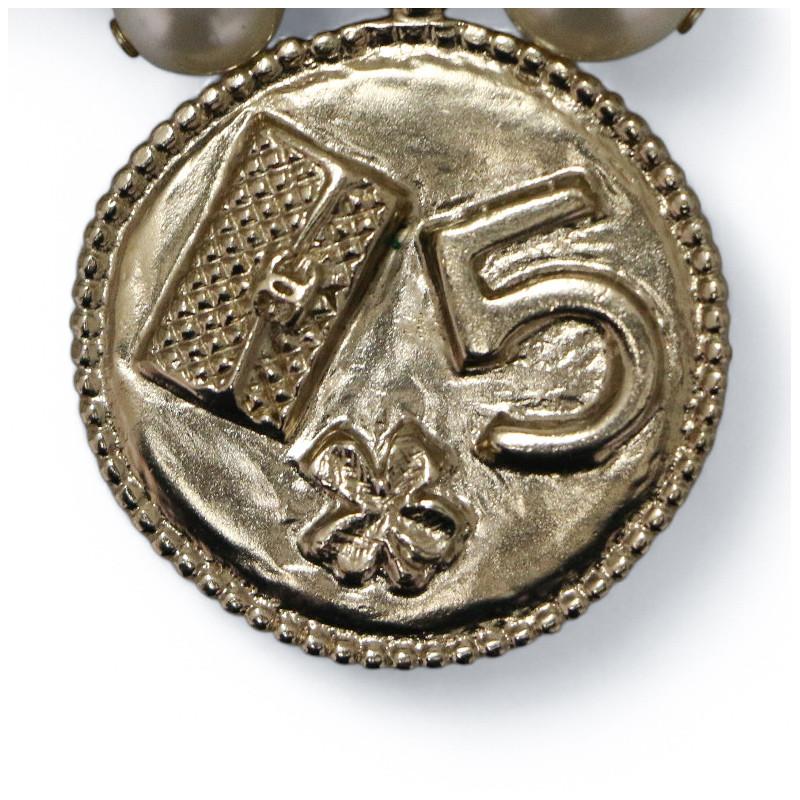 Wonderful and rare Chanel charms bracelet, delivered in its original CHANEL box.

Condition: very good
Made in Italy
Material: metal, pearly beads
Color : gold, pearly
Dimensions : total length 21 cm
Hardware : pale gold metal
Stamp : yes
Year :