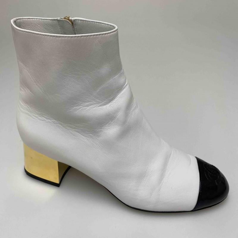 Pièce de collection. En parfait état. La partie de la botte peut être enlevée (voir sur l'image).
Livré dans sa boîte et son dustbag d'origine de Chanel.

Fabriqué en Italie
Taille : EU37
Hauteur du talon : 4.5 cm
Longueur totale de la tige de la
