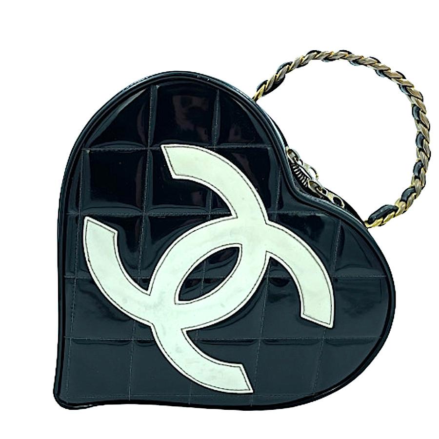 Collector CHANEL heart bag
Piece highly sought after by collectors.
It is in black and white patent leather and its metal handle is interwoven with leather. It has small marks on the leather (see photos), which is why we place it in the good