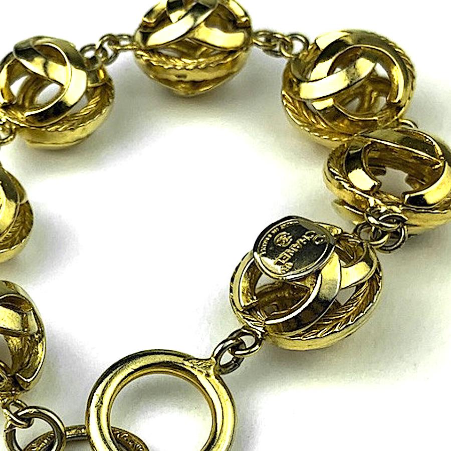 Women's Collector CHANEL Vintage Chain Bracelet in Gilt Metal For Sale