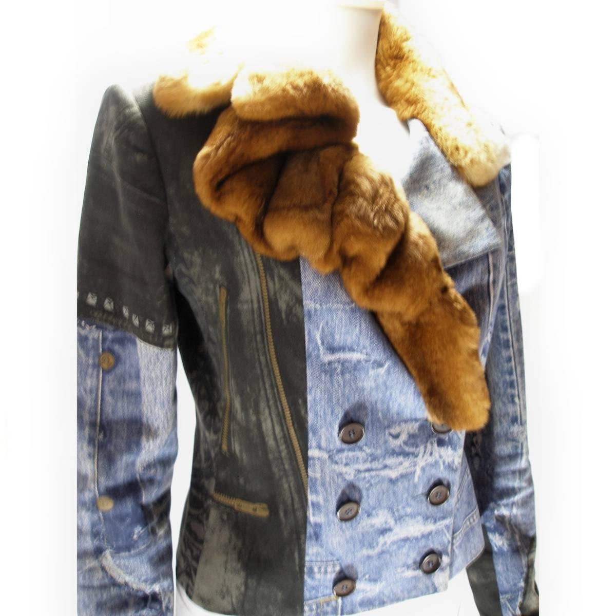 Absolument à collectionner ! 
Authentique veste en jean Christian Dior
Logo funky en forme de badge sur le denim.
Design en fourrure de cony superposé autour du col.
Je fais une taille standard de 10. Il s'adapte parfaitement. Il peut convenir à une
