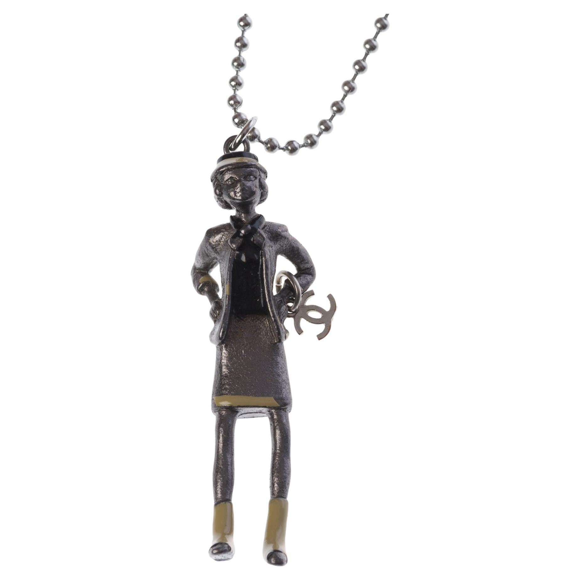 Sammler Coco Chanel Puppenhalskette aus Silbermetall im Angebot bei 1stDibs