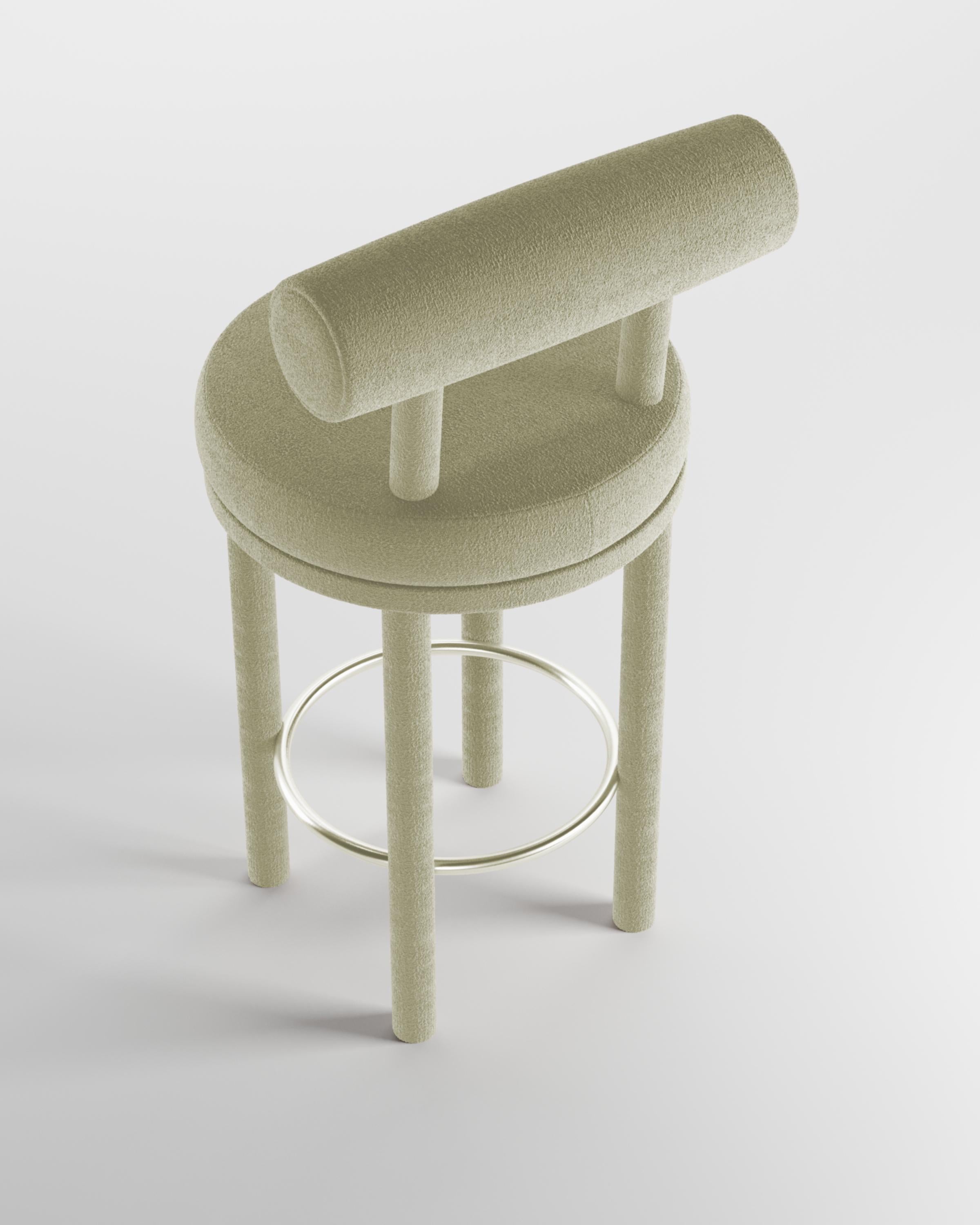 Moderner Barstuhl Moca mit Stoffbezug von Studio Rig für Collector Studio
Ein Stuhl, der sowohl moderne als auch klassische Designansätze miteinander verbindet.
Der strapazierfähige und solide Stuhl ist so konzipiert, dass er sich an den Körper