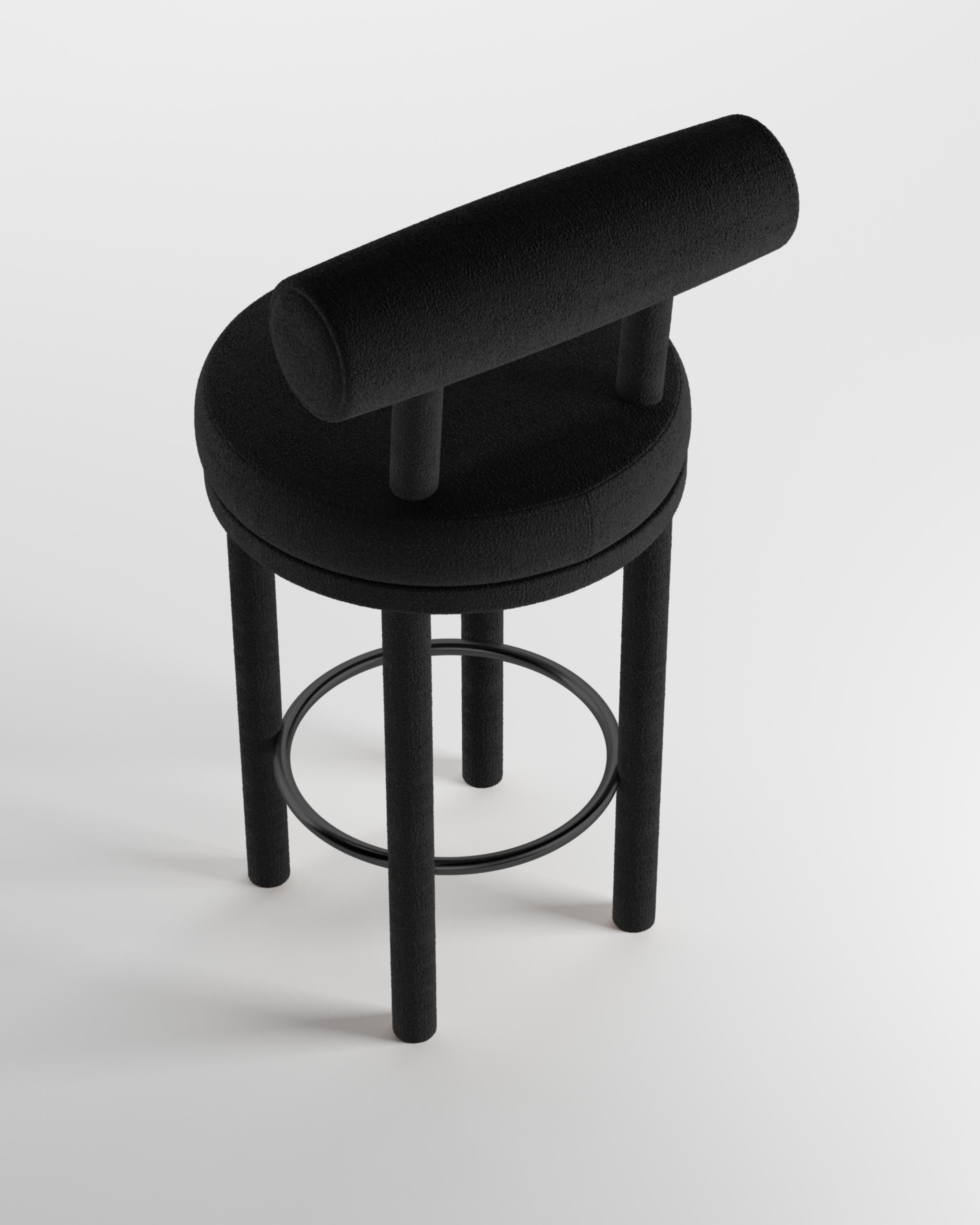 Sedia da bar moderna Moca in tessuto di Studio Rig per Collector Studio

Una sedia che mescola approcci di design moderni e classici.
Progettata per abbracciare il corpo, la sedia resistente e solida presenta una struttura in legno