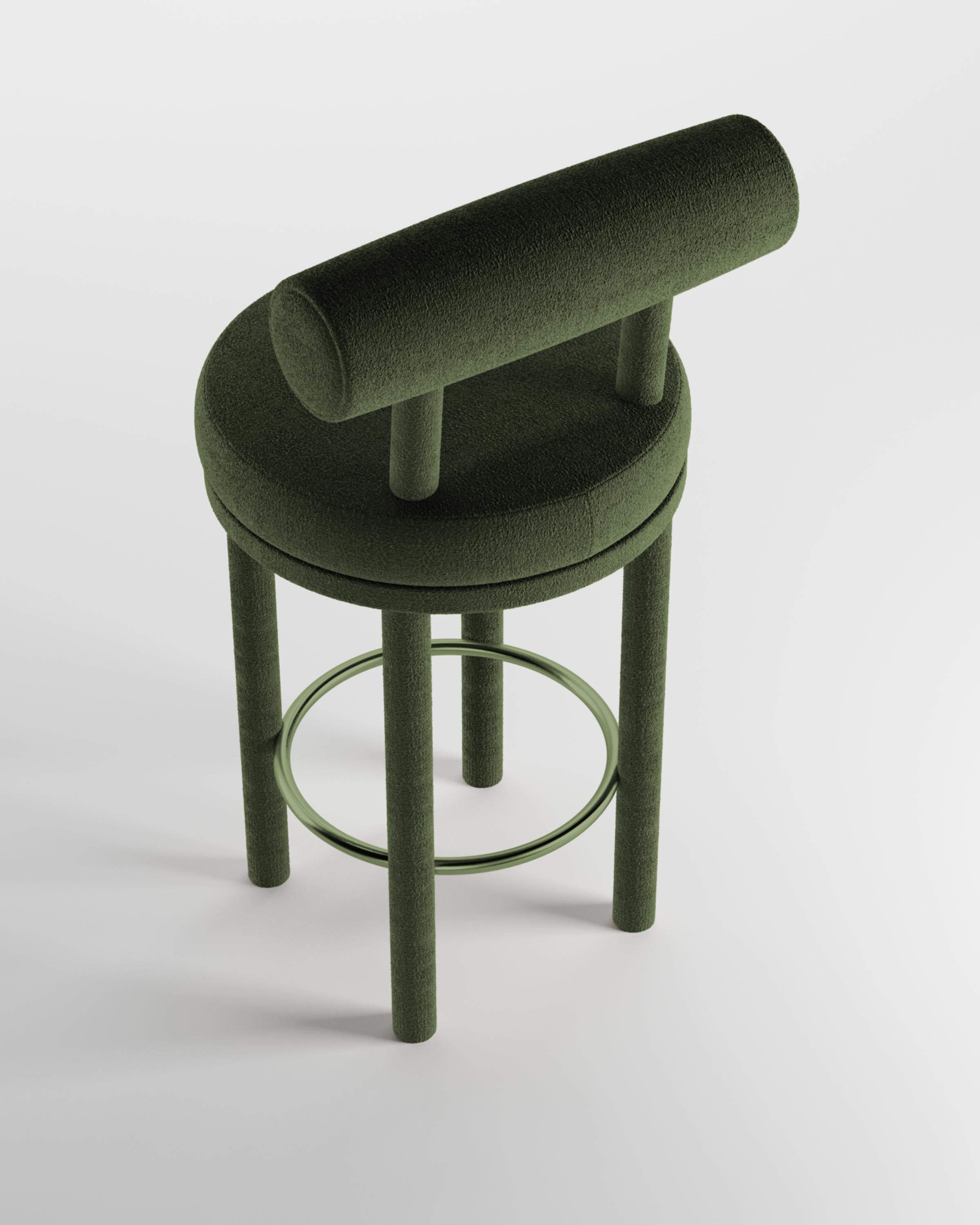 Moderner Barstuhl Moca mit Stoffbezug von Studio Rig für Collector Studio

Ein Stuhl, der sowohl moderne als auch klassische Designansätze miteinander verbindet.
Der strapazierfähige und solide Stuhl ist so konzipiert, dass er sich an den Körper
