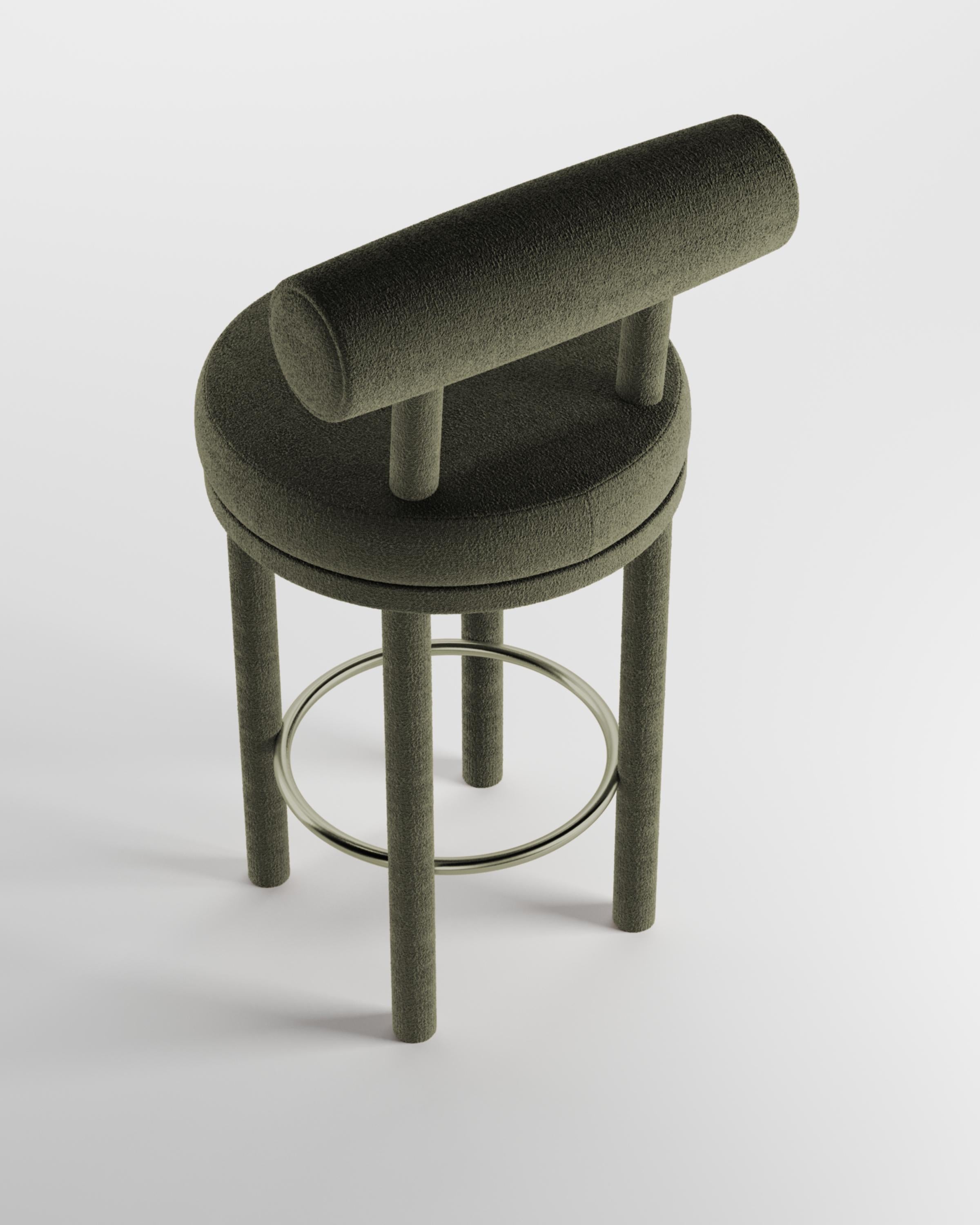 Moderner Barstuhl Moca mit Stoffbezug von Studio Rig für Collector Studio

Ein Stuhl, der sowohl moderne als auch klassische Designansätze miteinander verbindet.
Der strapazierfähige und solide Stuhl ist so konzipiert, dass er sich an den Körper