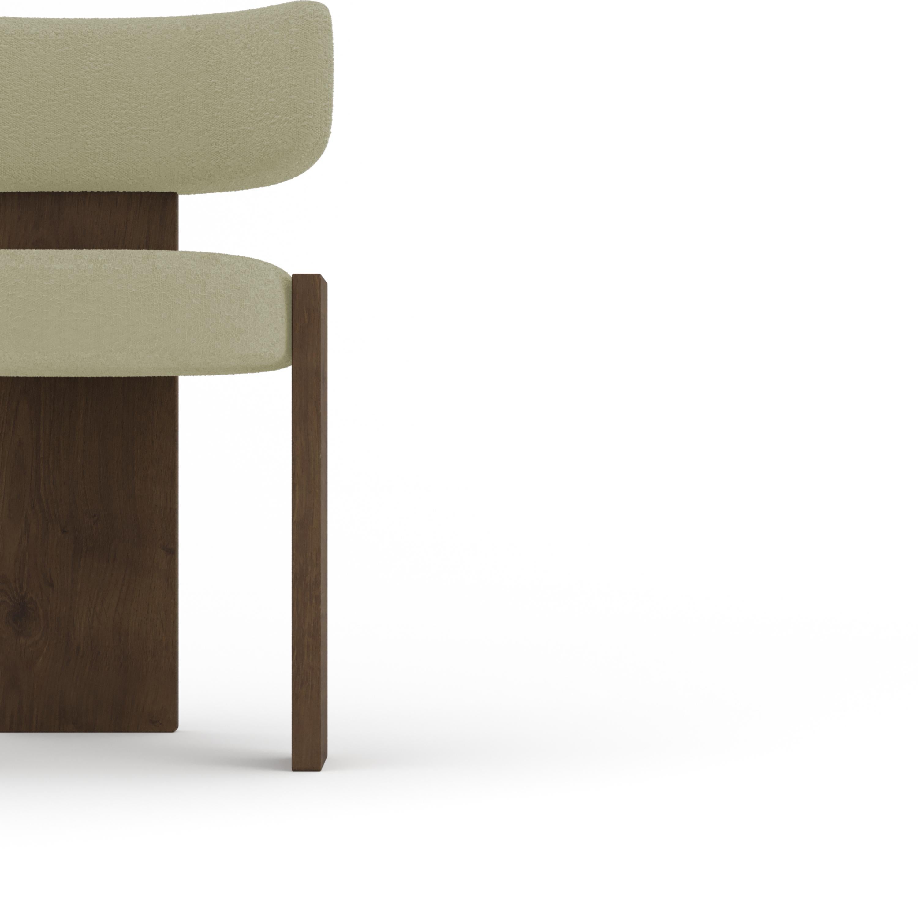 La sedia da pranzo Core unisce una forma scultorea a un comfort invitante. La sua struttura in legno massiccio, abbinata a uno schienale curvo e soffice, crea un contrasto sorprendente di forza e morbidezza. Progettata per offrire stile e sostegno,