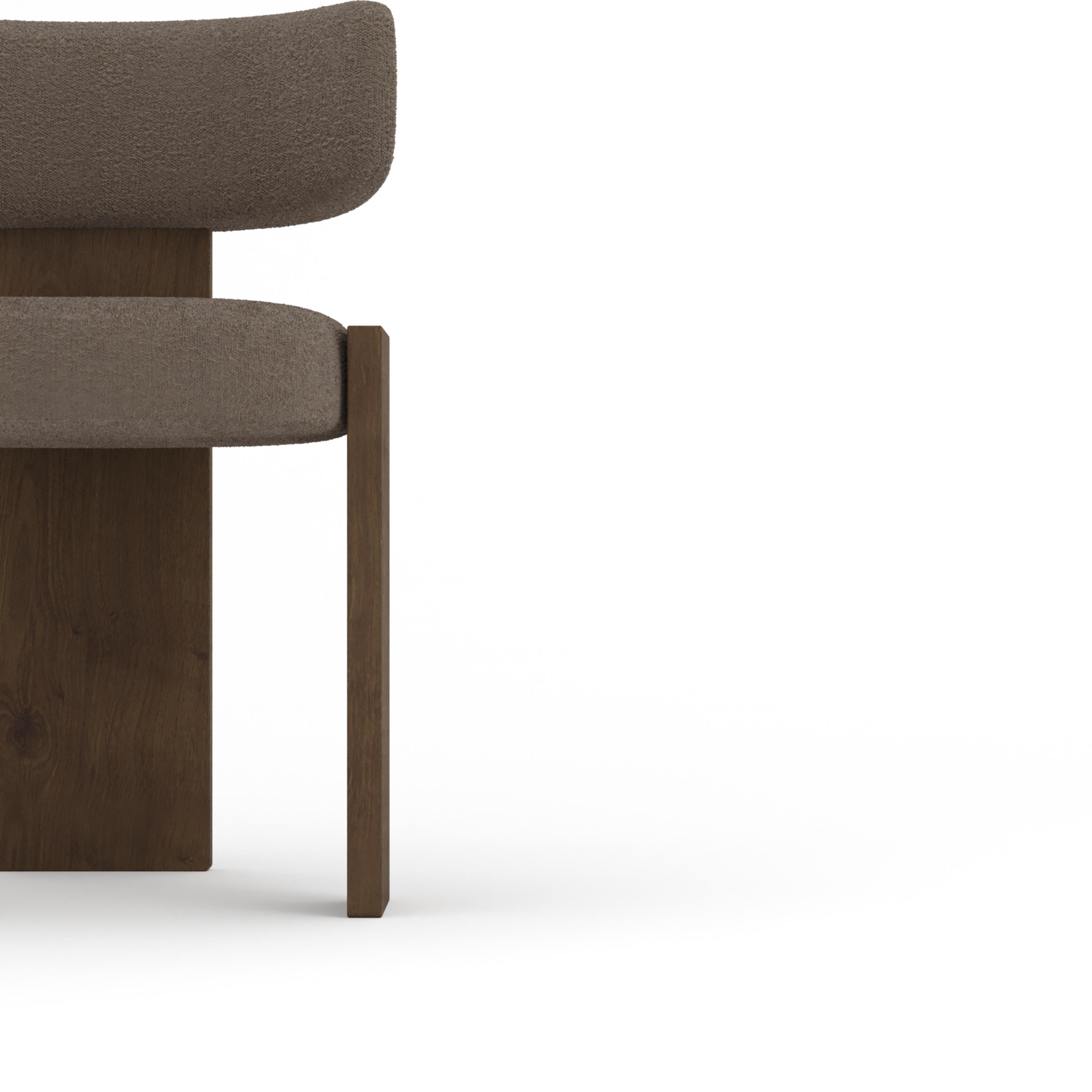 La sedia da pranzo Core unisce una forma scultorea a un comfort invitante. La sua struttura in legno massiccio, abbinata a uno schienale morbido e curvo, crea un contrasto sorprendente di forza e morbidezza. Progettata per offrire stile e sostegno,