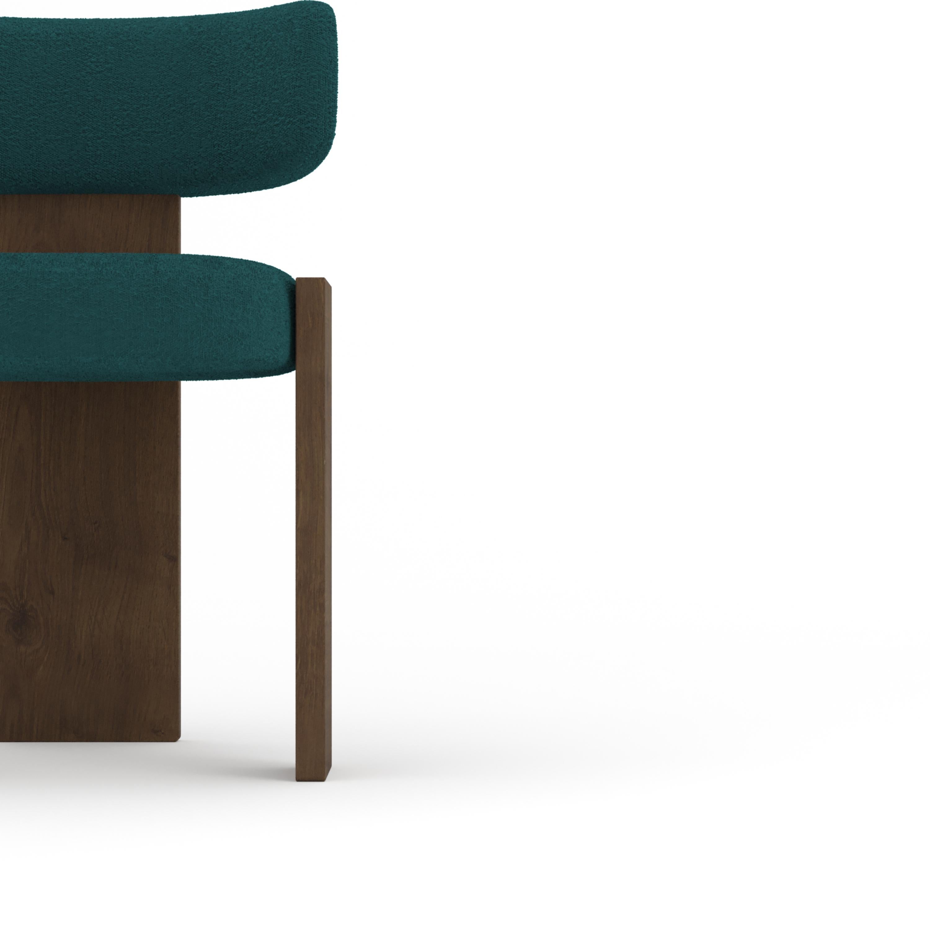 La sedia da pranzo Core unisce una forma scultorea a un comfort invitante. La sua struttura in legno massiccio, abbinata a uno schienale curvo e soffice, crea un contrasto sorprendente di forza e morbidezza. Progettata per offrire stile e sostegno,
