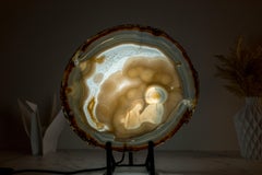 Tranche d'agate de grade Collector avec un dessin d'une personne contemplant le ciel