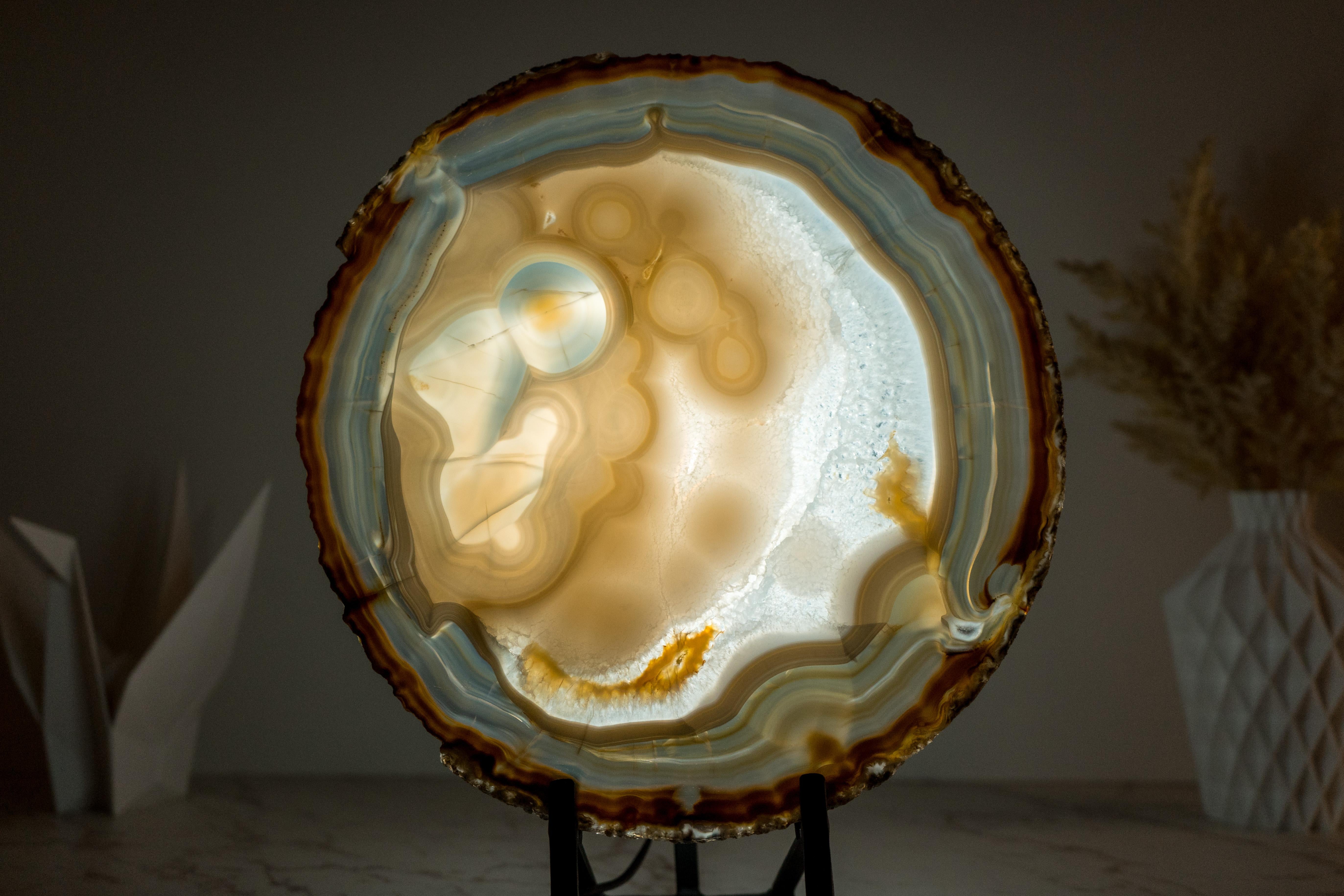 Collector-Grade Agate Slice with a Drawing of a Person Contemplating the Sky For Sale 1