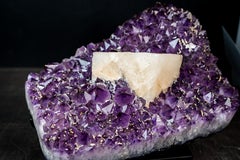 Gruppo di ametiste da collezione con una grande calcite tabulare pseudocubica