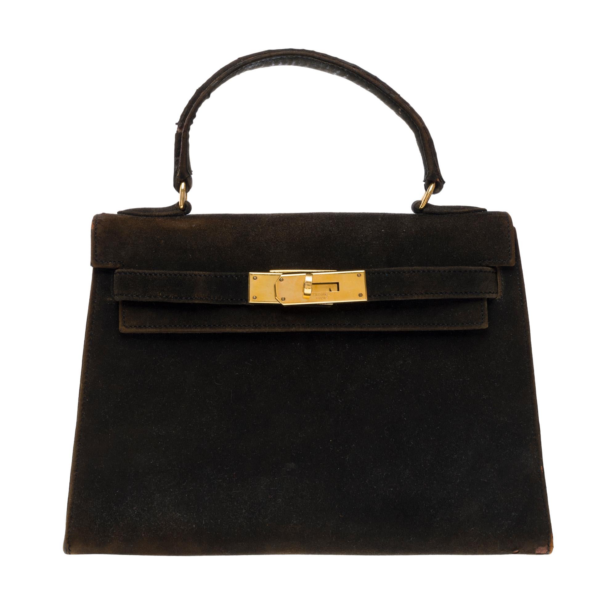 Rare​ ​Collection​ ​piece​ ​with​ ​this​ ​Hermès​ ​Kelly​ ​25​ ​cm​ ​handbag​ ​in​ ​black​ ​Doblis​ ​,​ ​gold​ ​metal​ ​trim,​ ​handle​ ​in​ ​black​ ​doblis​ ​allowing​ ​a​ ​hand​ ​carry

Flap​ ​closure
Lining​ ​in​ ​chamois​ ​lamb,​ ​a​ ​large​