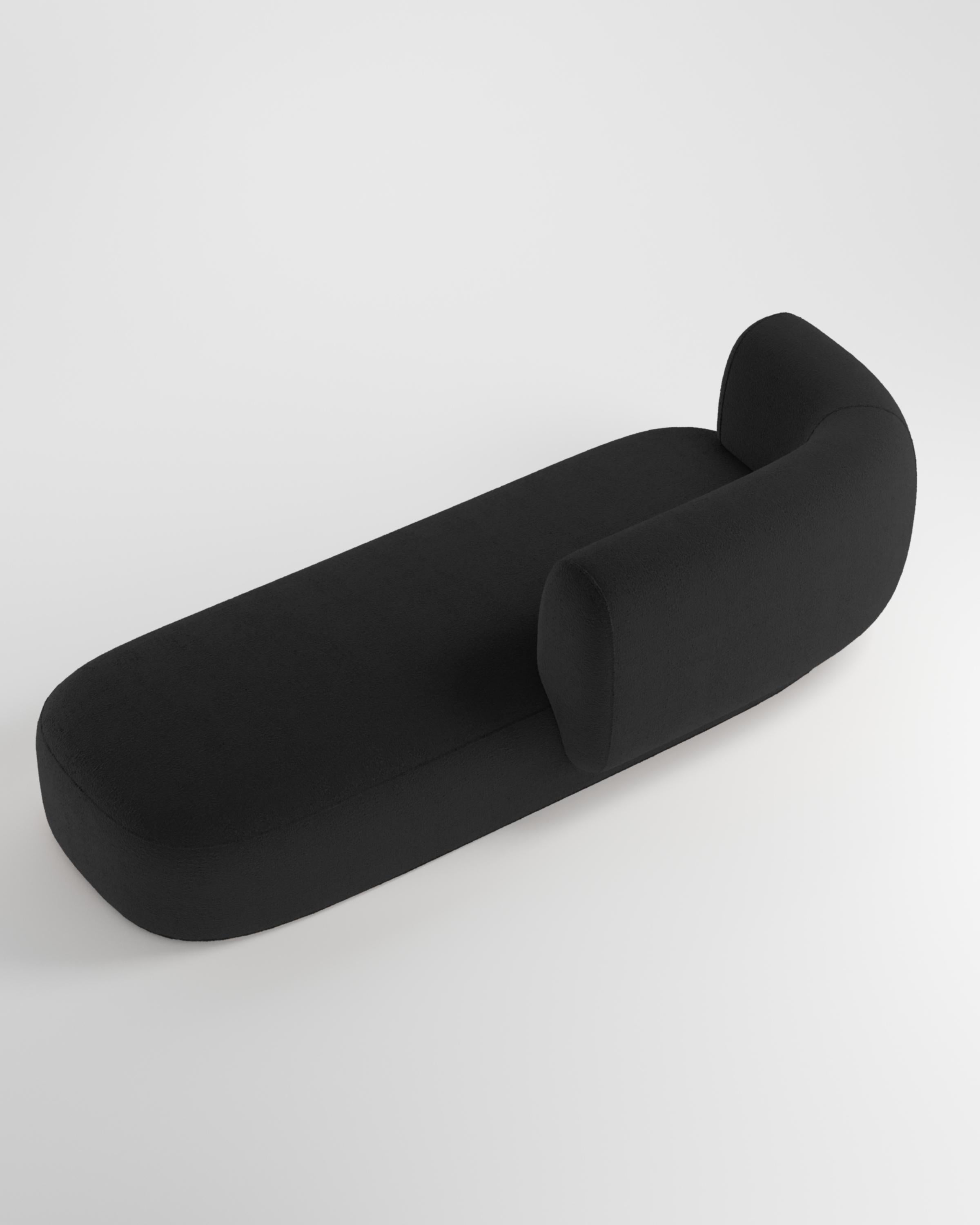 Le canapé Hug se caractérise par des lignes simples et épurées et un accoudoir distinctif.
L'accoudoir, qui chevauche à moitié le coussin d'assise, crée un détail d'emboîtement entre les deux éléments, tandis que le padding, ferme et accueillant à