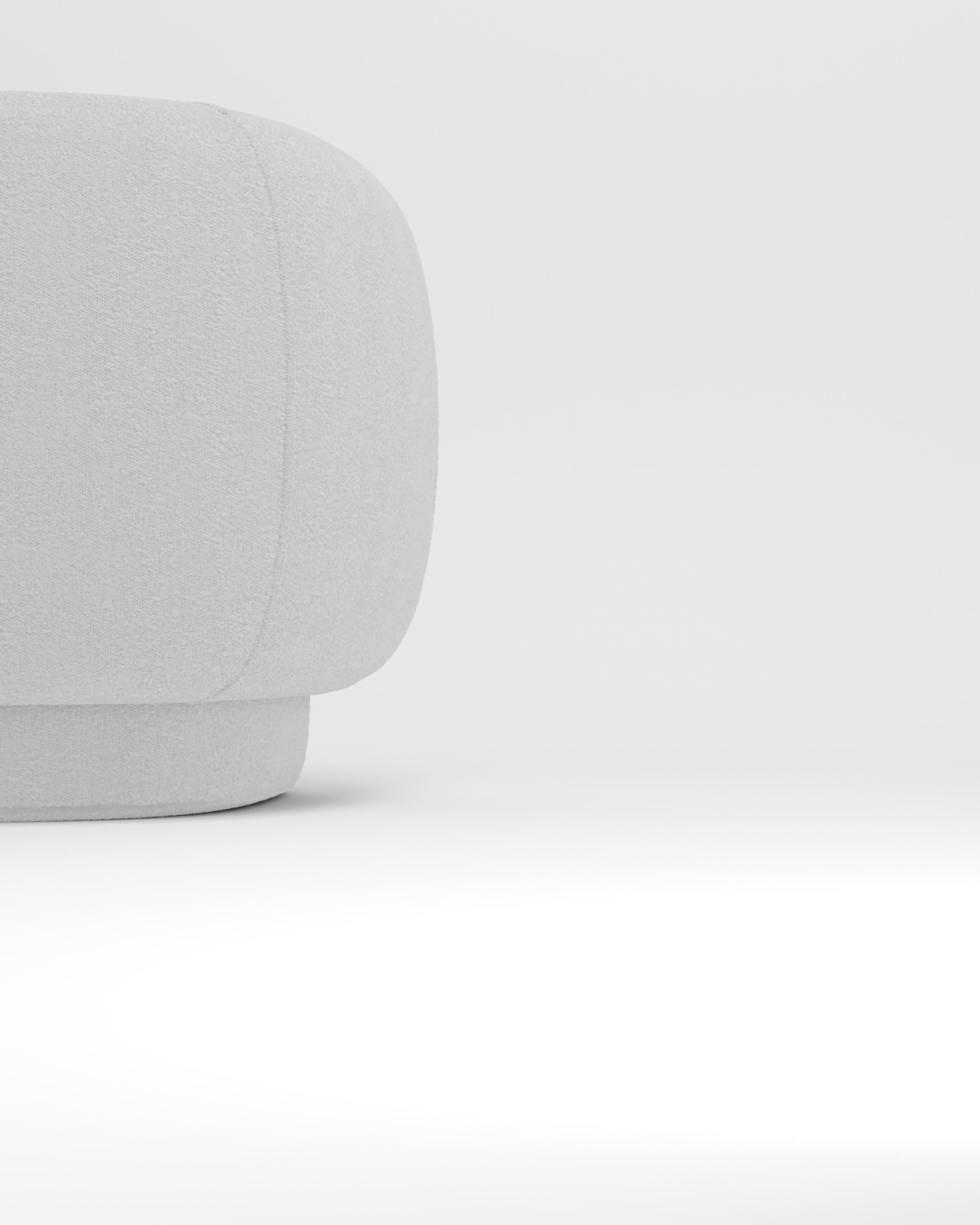 Portugais Grand canapé de collection conçu par Ferrianisbolgi en tissu bouclé blanc en vente