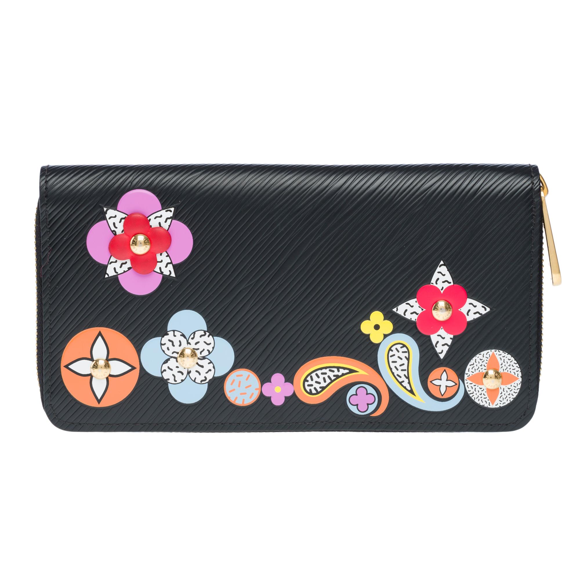 Gorgeous​ ​Collector​ ​and​ ​very​ ​sought​ ​after​ ​Louis​ ​Vuitton​ ​Flower​ ​Zippy​ ​Wallet​ ​in​ ​black​ ​epi​ ​leather​ ​with​ ​flower​ ​patterns,​ ​gold​ ​metal​ ​trim​ ​allowing​ ​a​ ​hand-worn

Zipper
Interior​ ​lining​ ​in​ ​black​