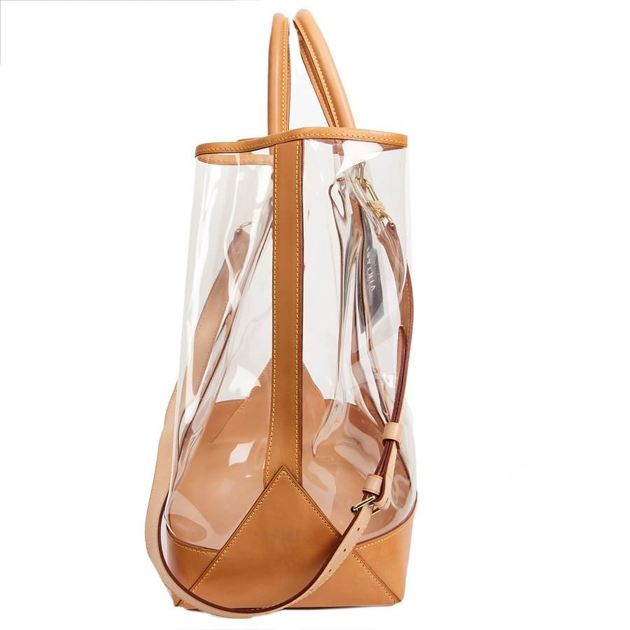 One of the most famous collaboration of Louis Vuitton was with the great Isaac Mizrahi. This LOUIS VUITTON tote bag is in transparent vinyl, the fittings are in natural cowhide. The jewelry is in gilt metal and its shoulder strap is removable and