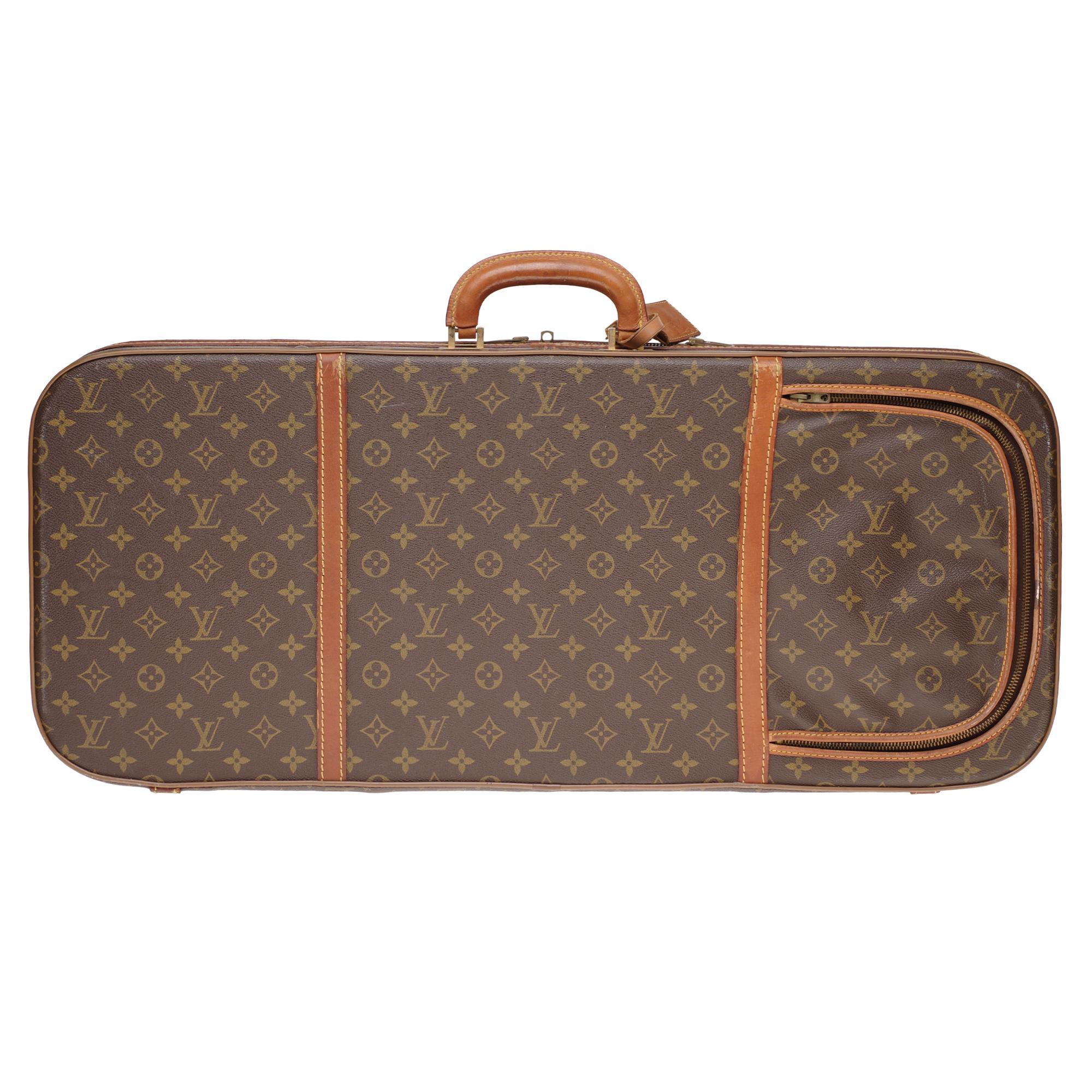 BEAUTIFUL LOUIS VUITTON COLLECTOR’S PIECE.

Tennis case in rigid monogram canvas.
Beige canvas interior
Natural leather handle.
An external zippered pocket. (1 seam visible on photo).
Dimensions: 31x75x13,5cm.
Good condition vintage despite signs of