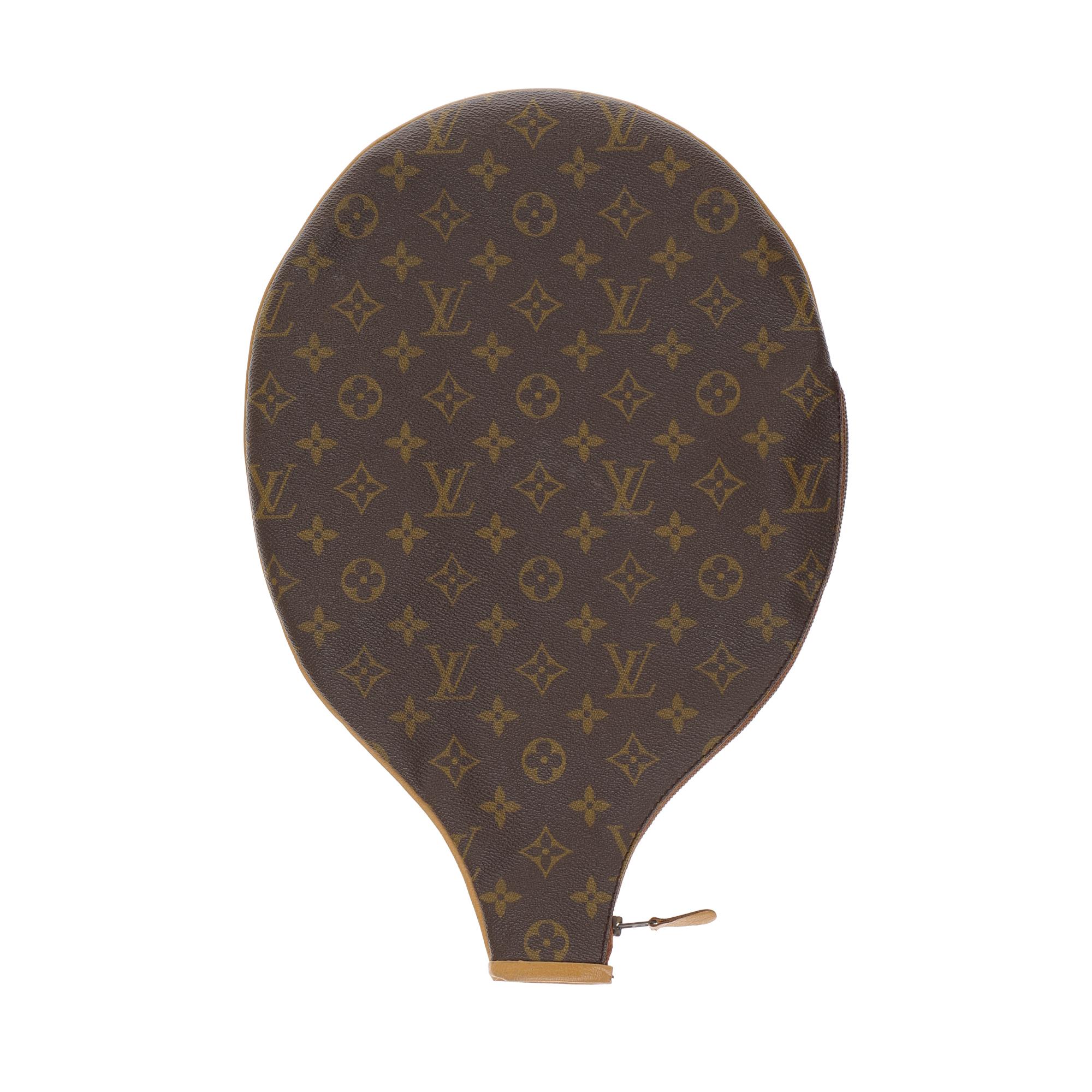 COLLECTOR PIECE

Louis Vuitton racket cover in monogram coated canvas.
Dimensions: 39 * 27 cm.
In good general condition despite signs of wear and small dirt inside the cover.