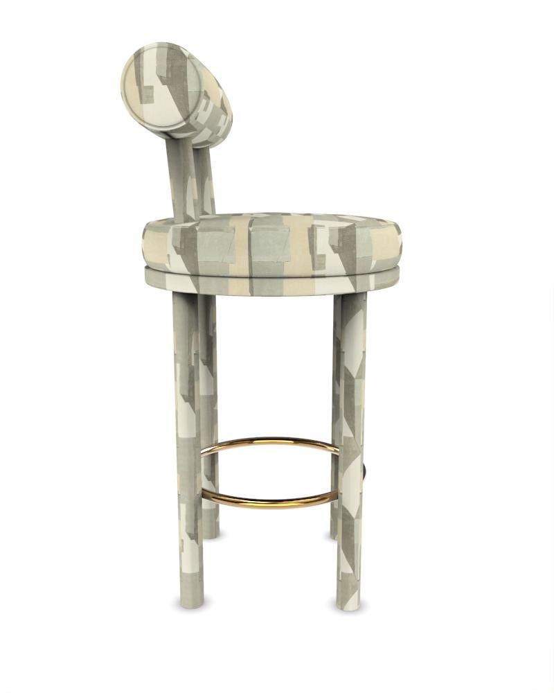 Moderner Moca Barstuhl in District - Alabaster Stoff von Studio Rig für Collector Studio

Ein Stuhl, der sowohl moderne als auch klassische Designansätze miteinander verbindet.
Der strapazierfähige und solide Stuhl ist so konzipiert, dass er sich an