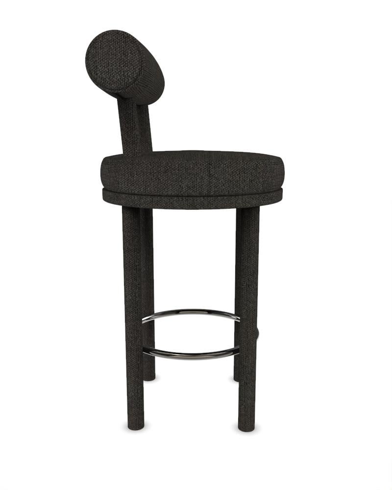 Sedia da bar moderna Moca in tessuto Safire 02 di Studio Rig per Collector Studio

Una sedia che mescola approcci di design moderni e classici.
Progettata per abbracciare il corpo, la sedia resistente e solida presenta una struttura in legno