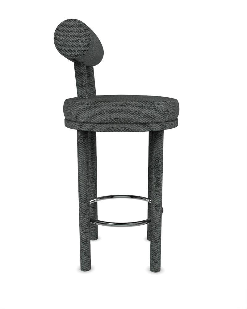 Sedia da bar moderna Moca in tessuto Safire 09 di Studio Rig per Collector Studio

Una sedia che mescola approcci di design moderni e classici.
Progettata per abbracciare il corpo, la sedia resistente e solida presenta una struttura in legno