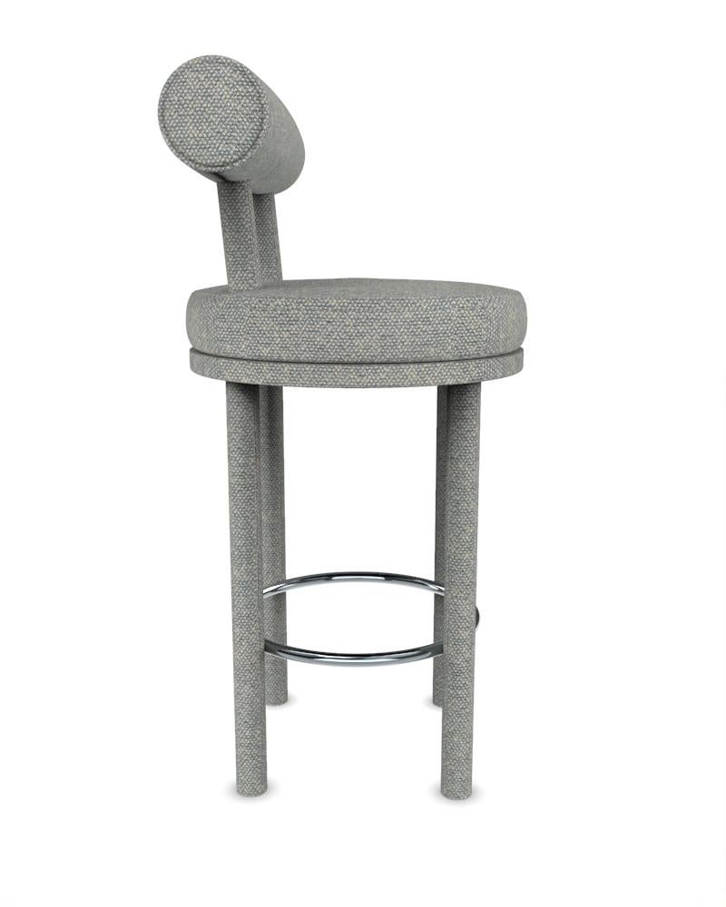 Sedia da bar moderna Moca in tessuto Safire 12 di Studio Rig per Collector Studio

Una sedia che mescola approcci di design moderni e classici.
Progettata per abbracciare il corpo, la sedia resistente e solida presenta una struttura in legno