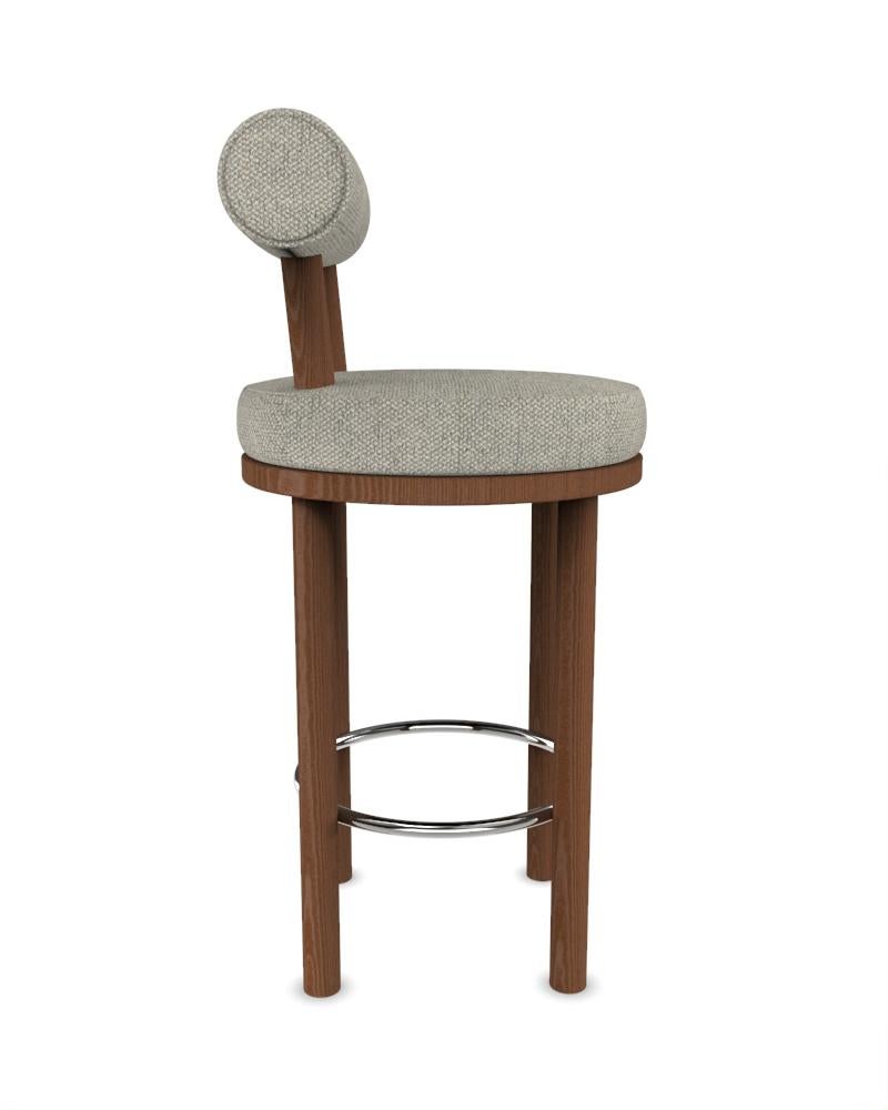 Moderner Moca Barstuhl in Safire 8 Stoff und geräucherter Eiche von Studio Rig für Collector Studio

Ein Stuhl, der sowohl moderne als auch klassische Designansätze miteinander verbindet.
Der strapazierfähige und solide Stuhl ist so konzipiert, dass