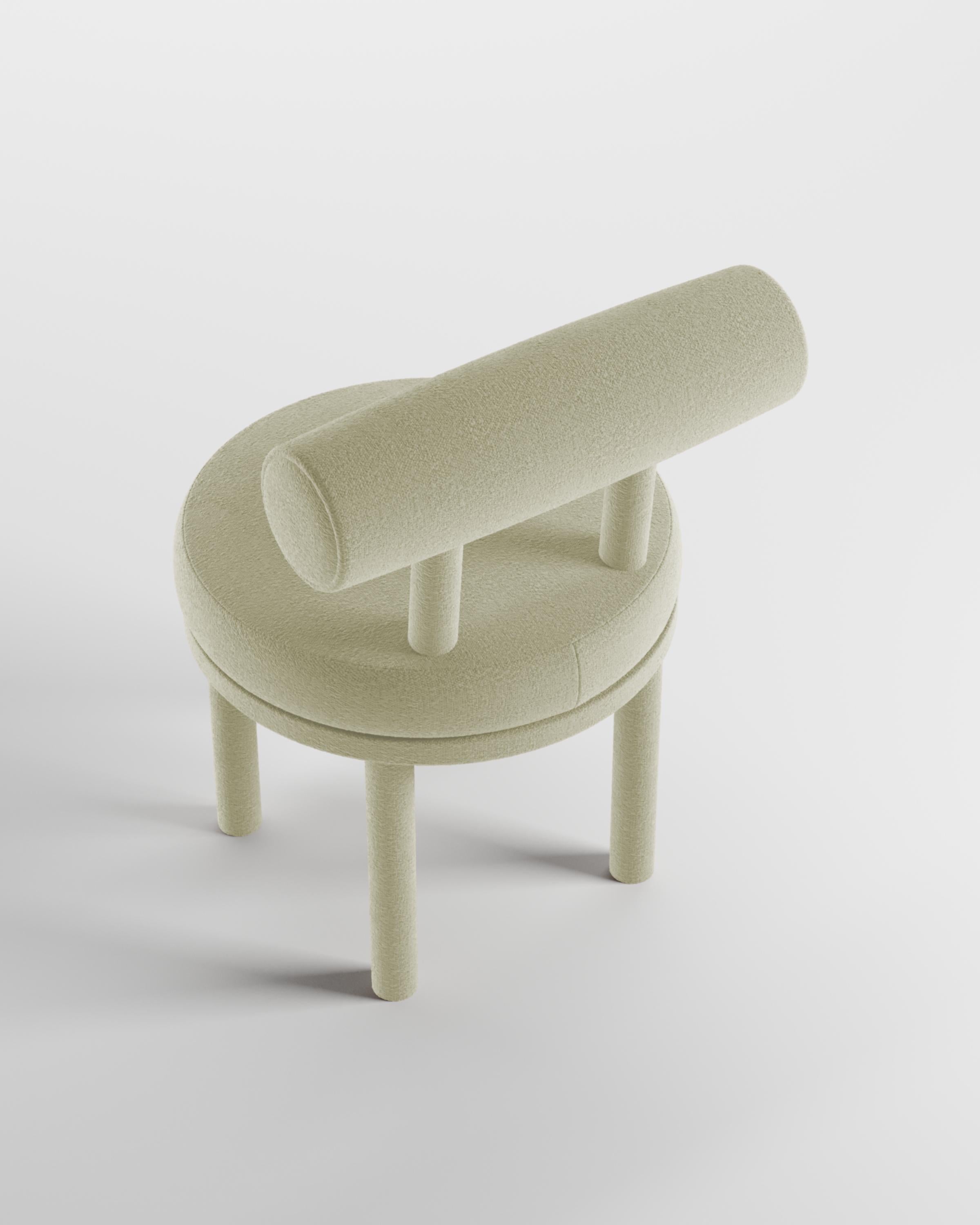 Une chaise qui allie les approches modernes et classiques du design.
Conçue pour épouser le corps, cette chaise durable et solide présente une structure de corps produite en bois massif.

Structure en bois de chêne massif et revêtement en tissu