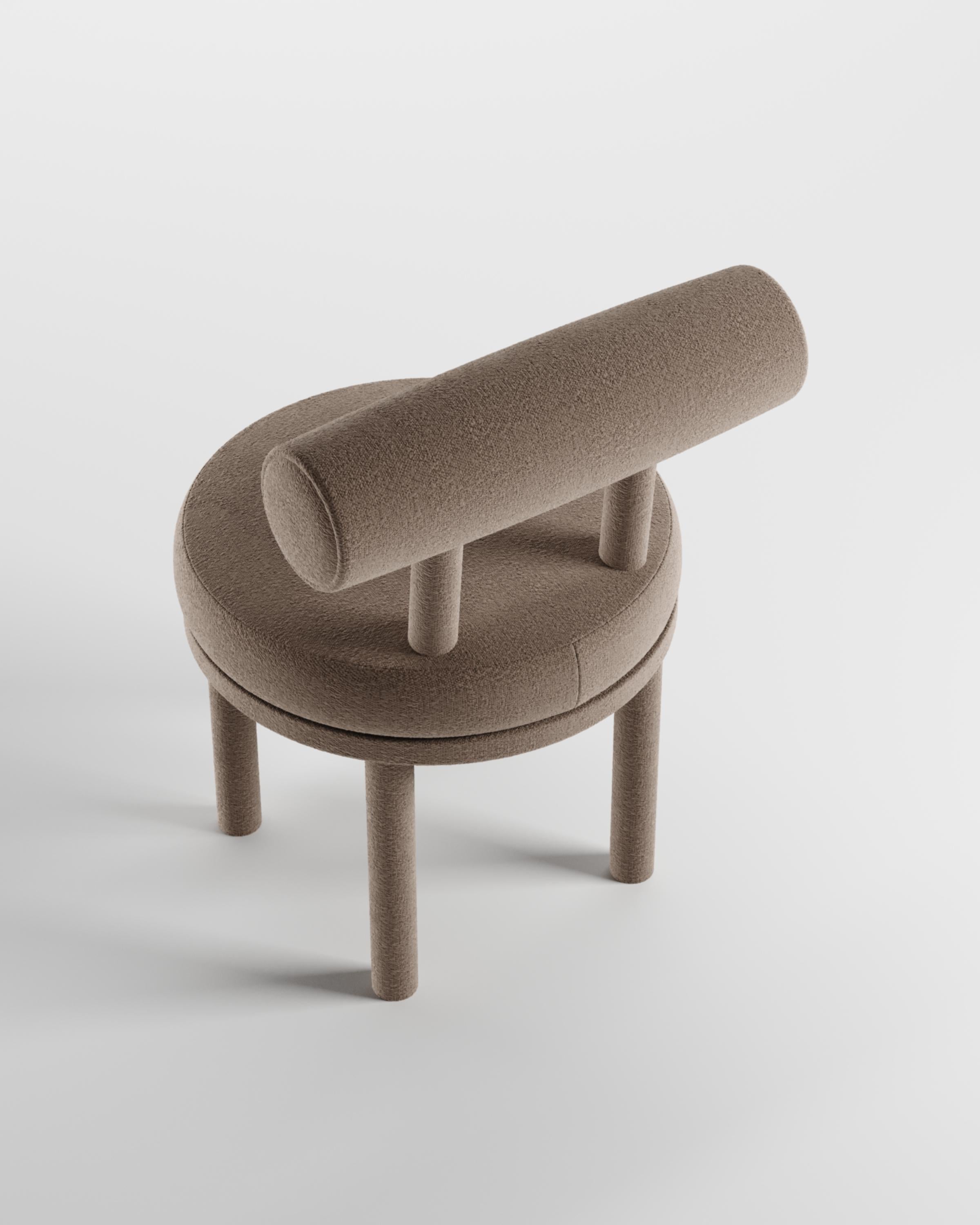 Une chaise qui allie les approches modernes et classiques du design.
Conçue pour épouser le corps, cette chaise durable et solide présente une structure de corps produite en bois massif.

Structure en bois de chêne massif et revêtement en tissu