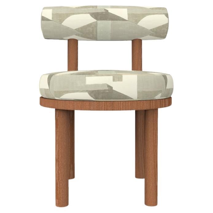 Collector Modern Moca Chair, gepolstert mit Alabaster-Stoff von Studio Rig  im Angebot
