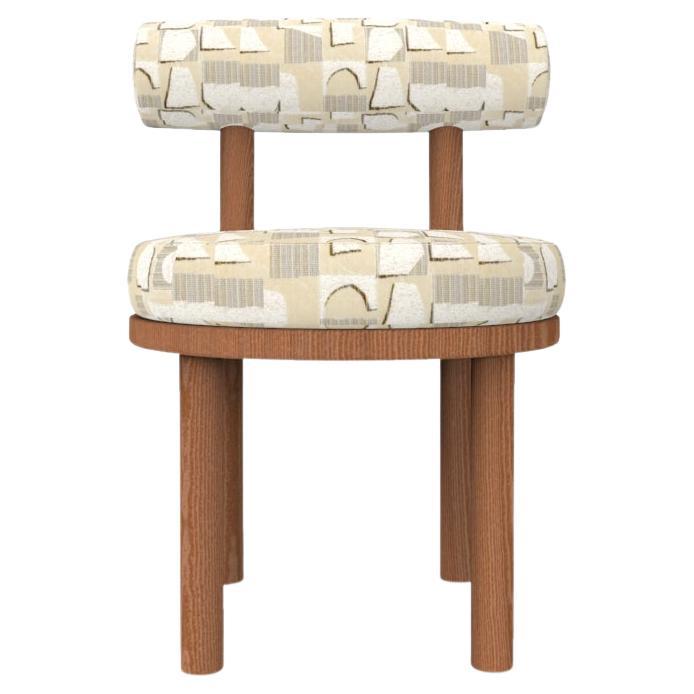 Collector Modern Moca Chair, gepolstert in beigefarbenem Stoff und Oak von Studio Rig  im Angebot