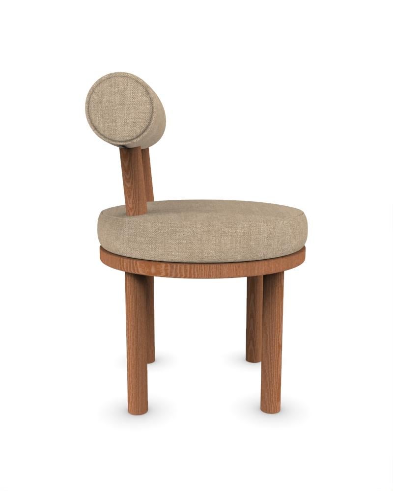 Collector Modern Moca Chair, gepolstert mit Famiglia 07-Stoff von Studio Rig  (Portugiesisch) im Angebot