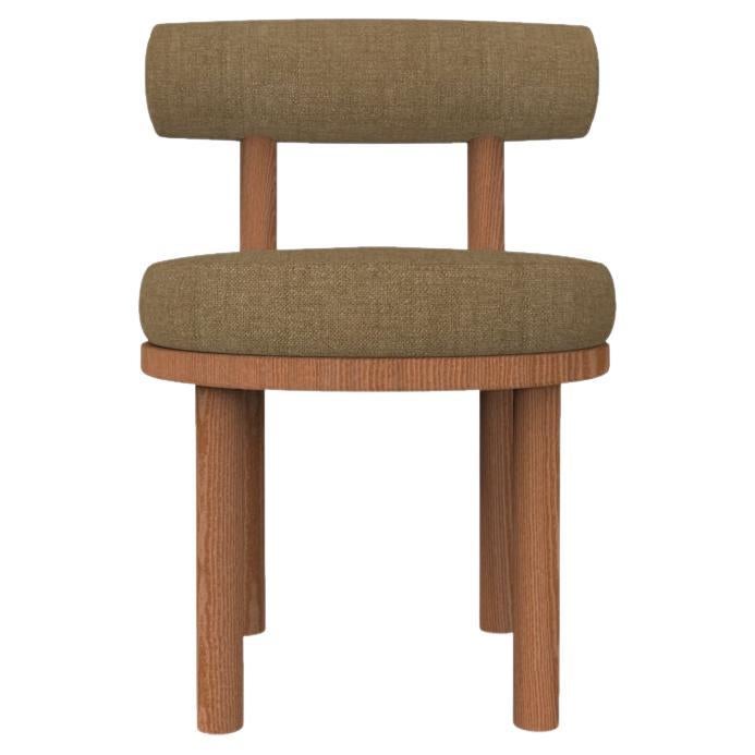Collector Modern Moca Chair, gepolstert mit Famiglia 10-Stoff von Studio Rig  im Angebot