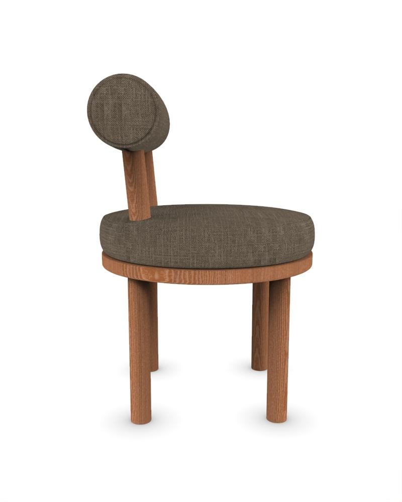 Collector Modern Moca Chair, gepolstert mit Famiglia 12-Stoff von Studio Rig (Portugiesisch) im Angebot