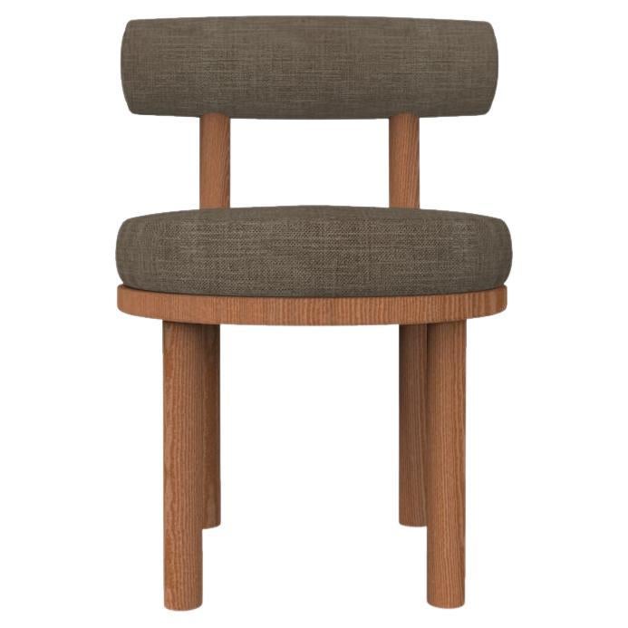 Collector Modern Moca Chair, gepolstert mit Famiglia 12-Stoff von Studio Rig  im Angebot