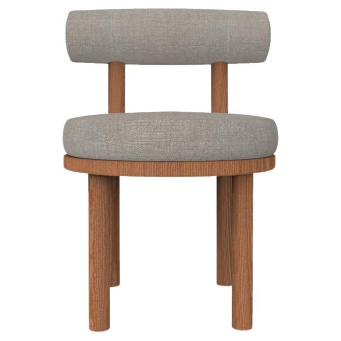 Collector Modern Moca Chair, gepolstert mit Famiglia 51-Stoff von Studio Rig  im Angebot