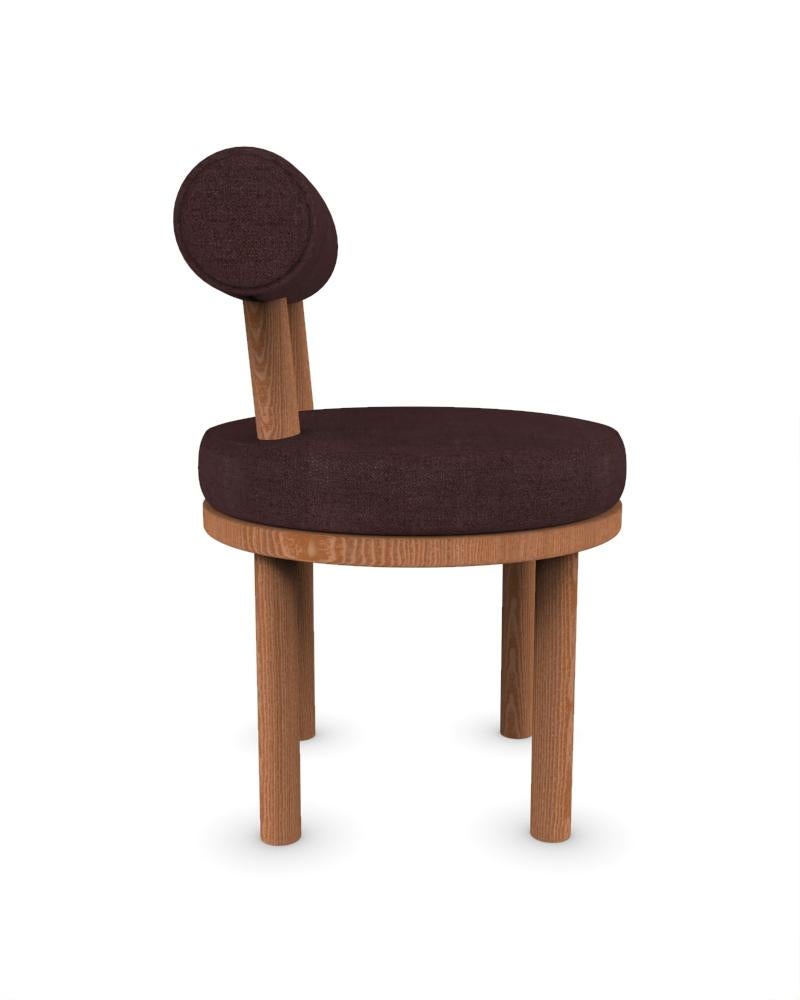 Collector Modern Moca Chair, gepolstert mit Famiglia 64-Stoff von Studio Rig  (Portugiesisch) im Angebot