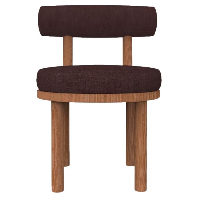 Collector Modern Moca Chair, gepolstert mit Famiglia 64-Stoff von Studio Rig  im Angebot