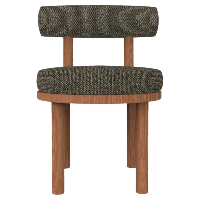 Collector Modern Moca Chair, gepolstert mit Safire 01-Stoff von Studio Rig  im Angebot