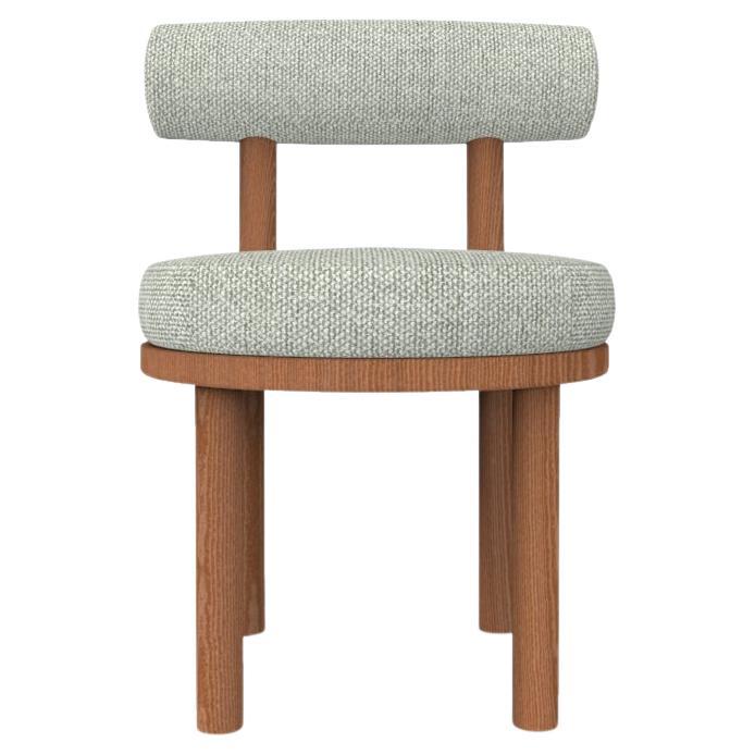 Collector Modern Moca Chair, gepolstert mit Safire 06-Stoff von Studio Rig  im Angebot