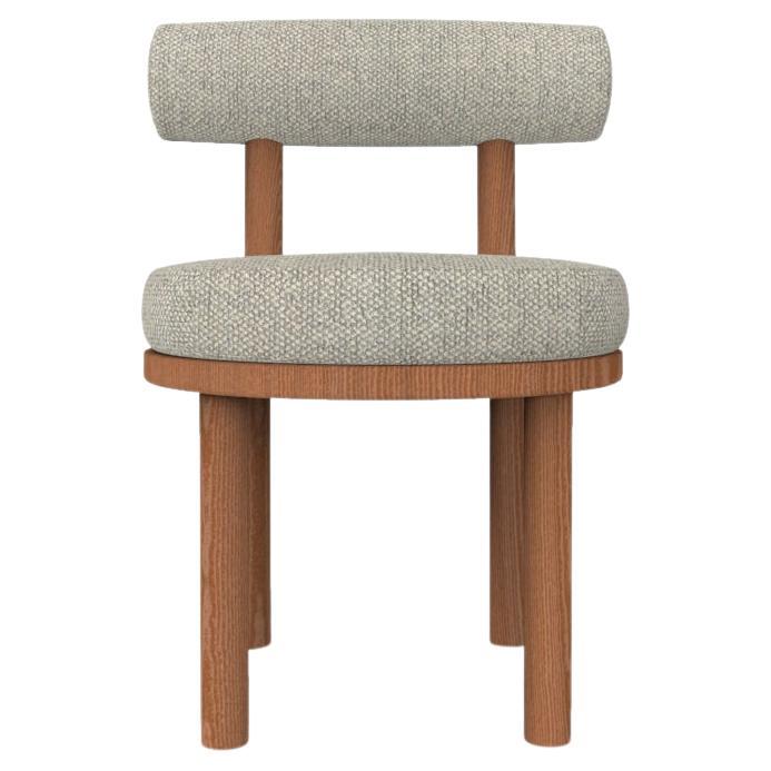 Collector Modern Moca Chair, gepolstert mit Safire 08-Stoff von Studio Rig  im Angebot