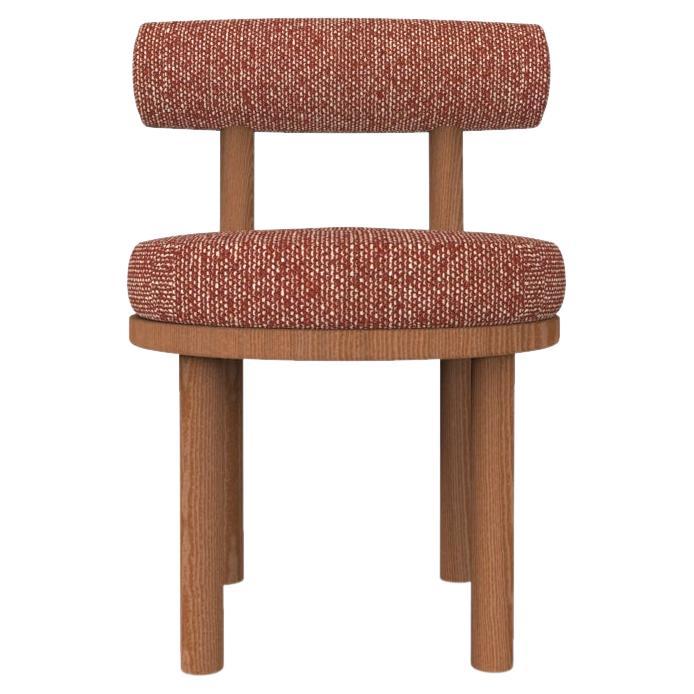 Collector Modern Moca Chair, gepolstert mit Safire 13-Stoff von Studio Rig  im Angebot